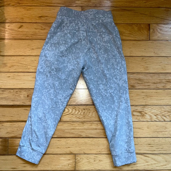 Size 0 Lululemon Crop Sweatpants in Grey - Picture 3 of 4